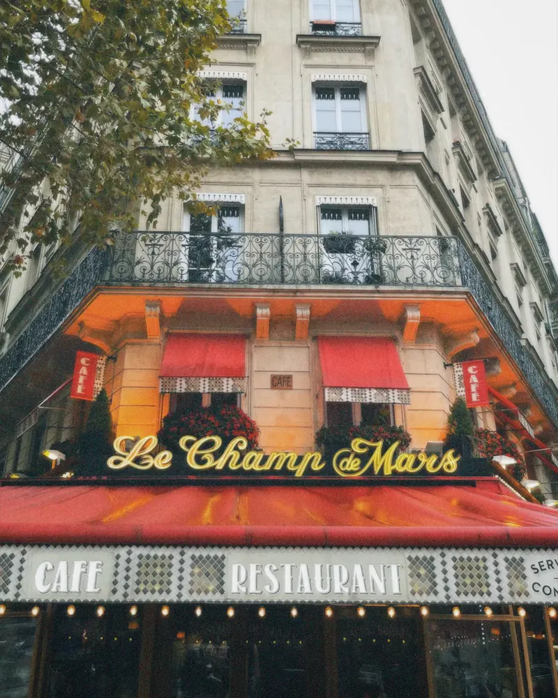 Le café Le Champ de Mars et un immeuble haussmannien à balcons, Paris 7e