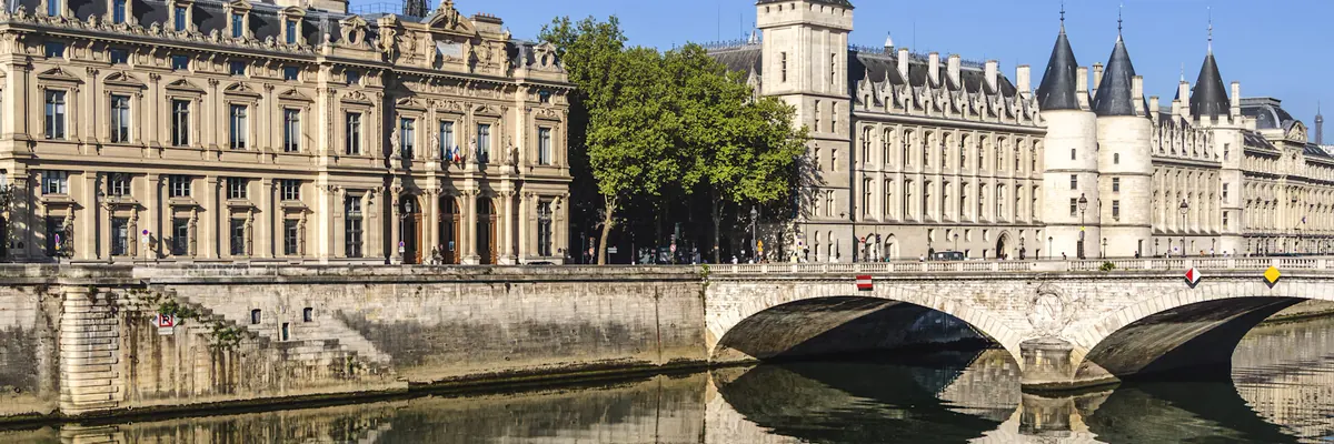 La Conciergerie et son reflet dans la Seine, Paris