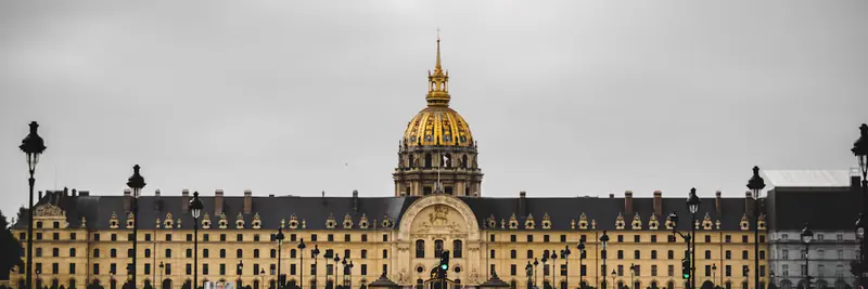 L'esplanade des Invalides et son dôme sous un ciel gris, Paris 7e