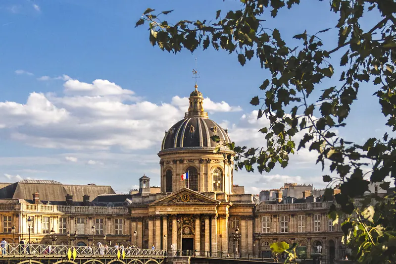 L'Institut de France et la passerelle des Arts au bord de la Seine, Paris 6e