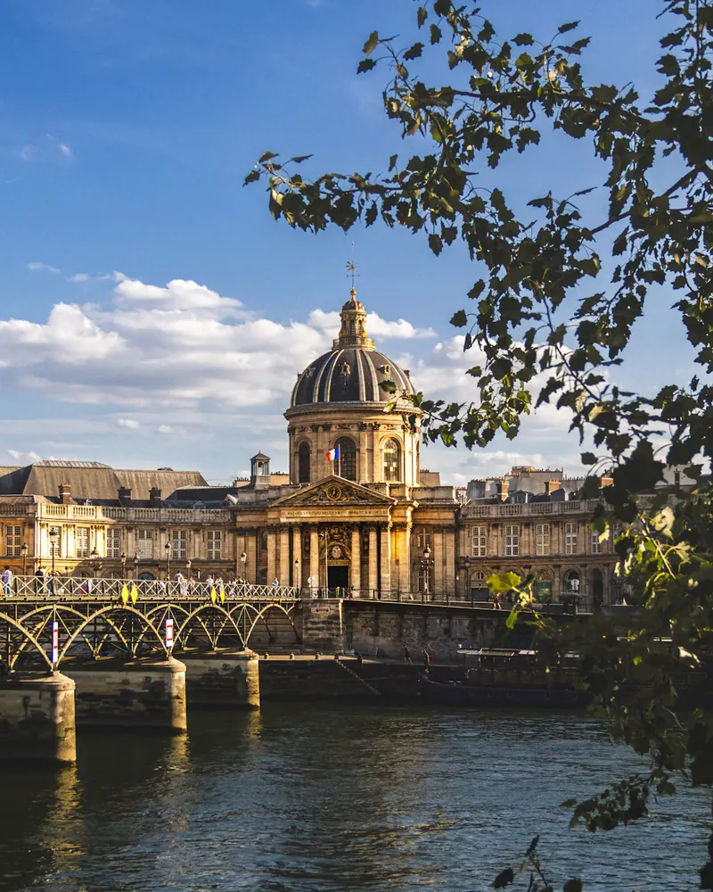 L'Institut de France et la passerelle des Arts au bord de la Seine, Paris 6e