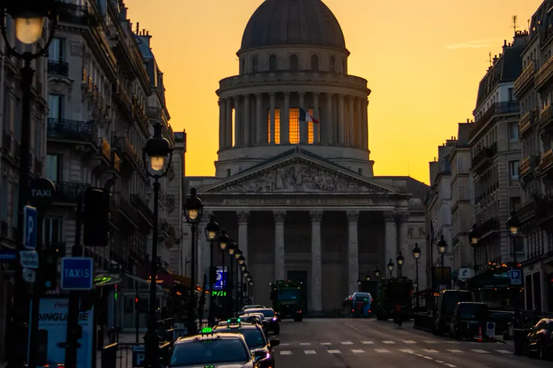 Le Panthéon au coucher du soleil, au bout d'une rue du 5e arrondissement