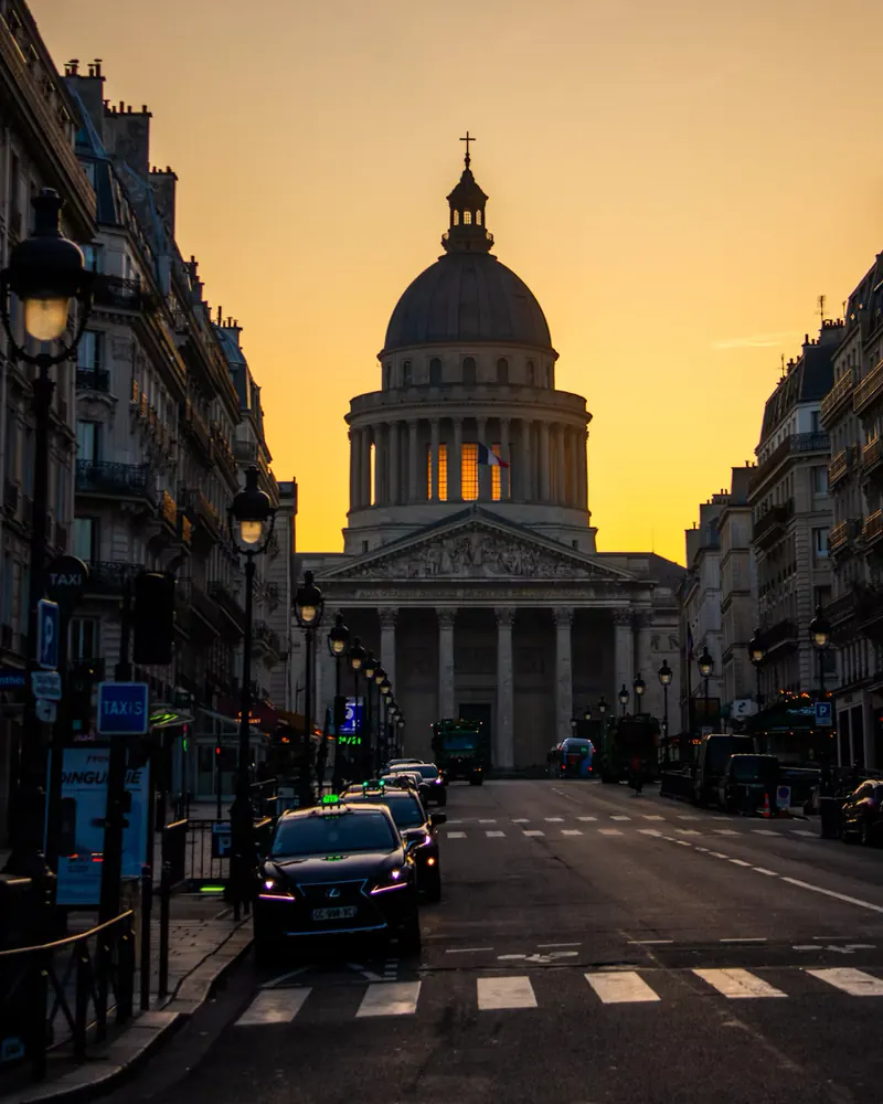 Le Panthéon au coucher du soleil, au bout d'une rue du 5e arrondissement