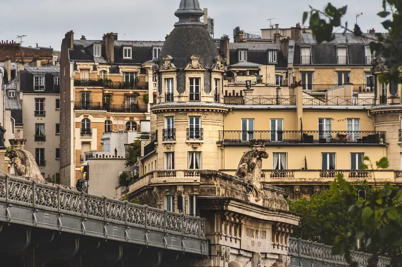 Le pont de Bir-Hakeim et des immeubles de pierre de taille, Paris 15e