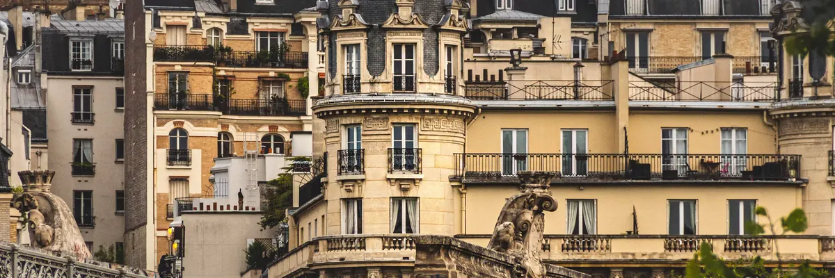 Le pont de Bir-Hakeim et des immeubles de pierre de taille, Paris 15e